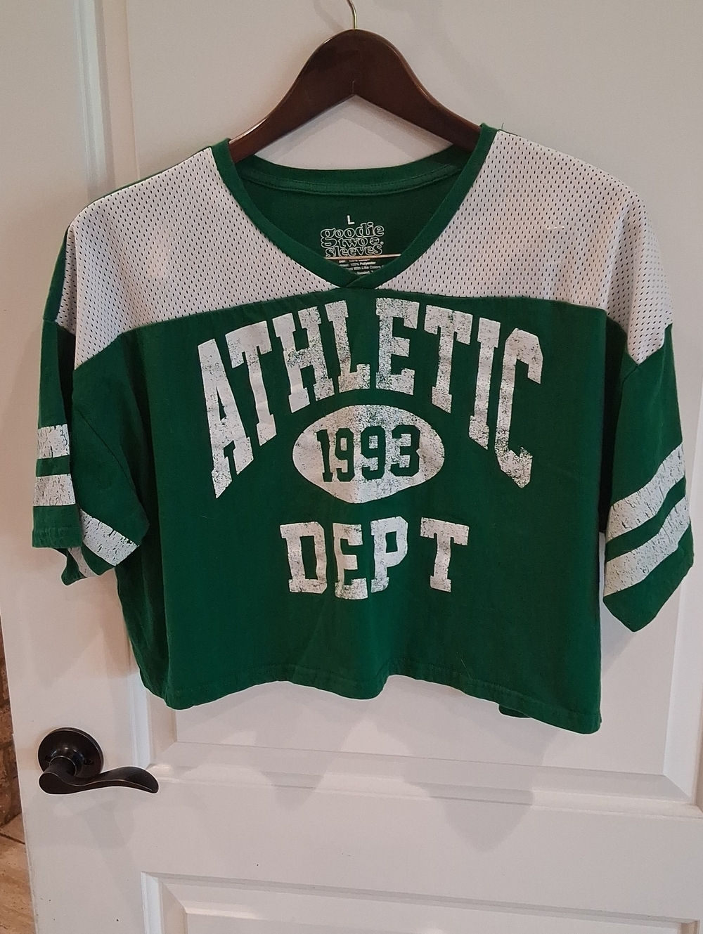 Goodie Two Sleeves Crop Athletic Top Size Large Green And White